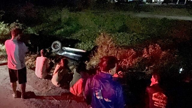 เห็นแสงไฟพุ่งออกมา นึกว่าคนหาปลา วิ่งไปดูลมแทบจับ พบกระบะตกคูน้ำ คนขับเสียชีวิต สุดสลด เจอบัตรประชาชน อีก 13 วันจะถึงวันเกิดแล้ว