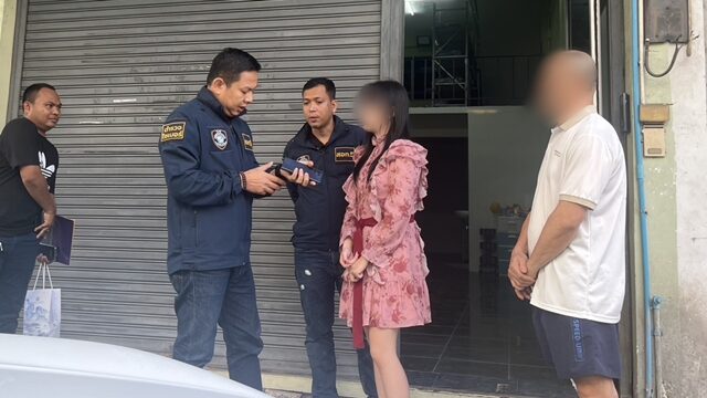 บุกรวบ ลูกสาว รองนายกเล็ก หนีคดีเอี่ยวแก๊งคอลเซ็นเตอร์ หลังตำรวจไซเบอร์ปูพรมค้น 4 เป้านครศรีธรรมราช ขยายผลเจอหลักฐานโยงสถานที่ตั้งฐาน