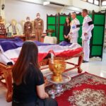 พระราชทานน้ำหลวงอาบศพ อาลัย '2 ตำรวจพลีชีพ' พิธีศพสมเกียรติตำรวจกล้า