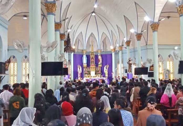 สลดบาทหลวงคาทอลิก! ถูกกองกำลังฝ่ายต้านรบ.เมียนมา “รุมสังหาร” คาโบสถ์