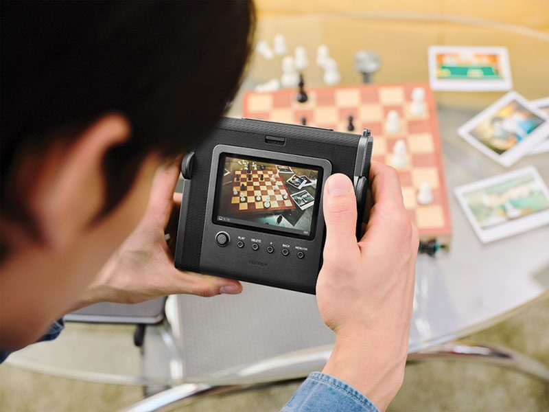 หลาก&หลายไอที - ฟูจิเปิดตัว‘instax WIDE Evo’ กล้องอินสแตนต์ไฮบริดสุดหรู