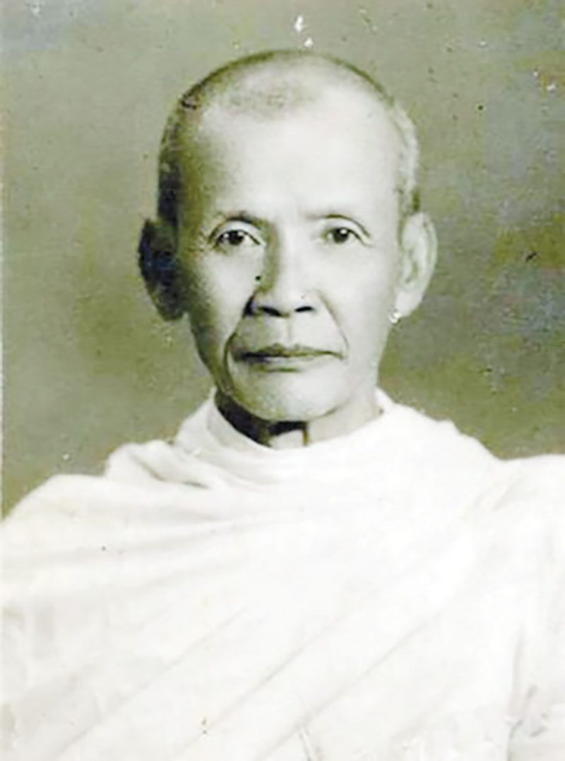 ข่าวสดพระเครื่อง - เปลี่ยนผ้าไตรจีวรคลุมสังขาร หลวงพ่อสว่าง วัดท่าพุทรา