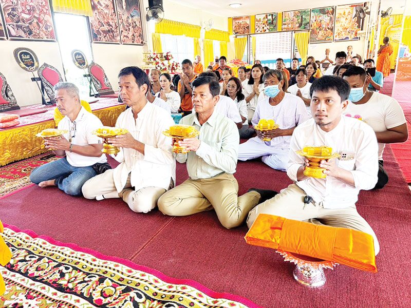 ข่าวสดพระเครื่อง - เปลี่ยนผ้าไตรจีวรคลุมสังขาร หลวงพ่อสว่าง วัดท่าพุทรา