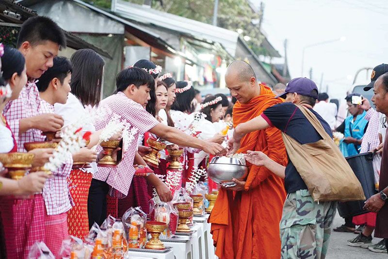 ข่าวสดพระเครื่อง - อิ่มบุญตักบาตรสะพานมอญ ศน.นำพุทธศาสนิกชนเข้าวัด