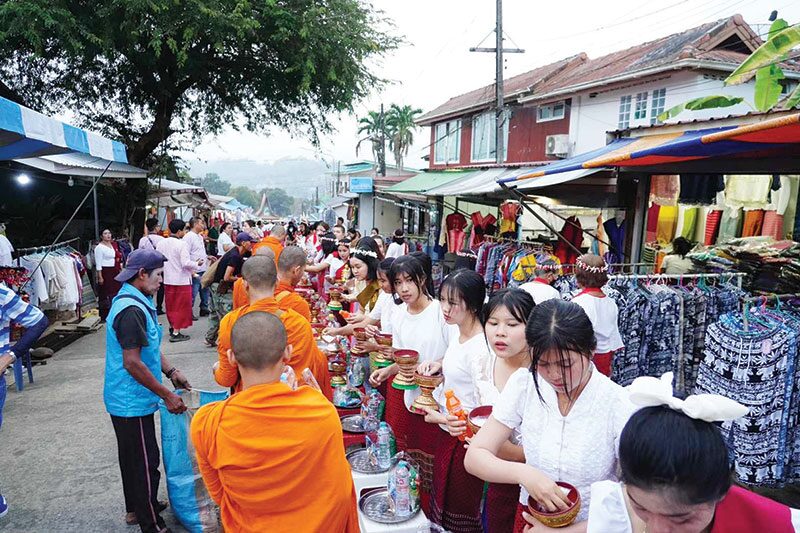 ข่าวสดพระเครื่อง - อิ่มบุญตักบาตรสะพานมอญ ศน.นำพุทธศาสนิกชนเข้าวัด