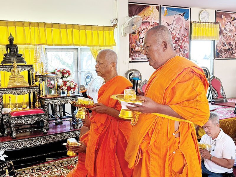 ข่าวสดพระเครื่อง - เปลี่ยนผ้าไตรจีวรคลุมสังขาร หลวงพ่อสว่าง วัดท่าพุทรา