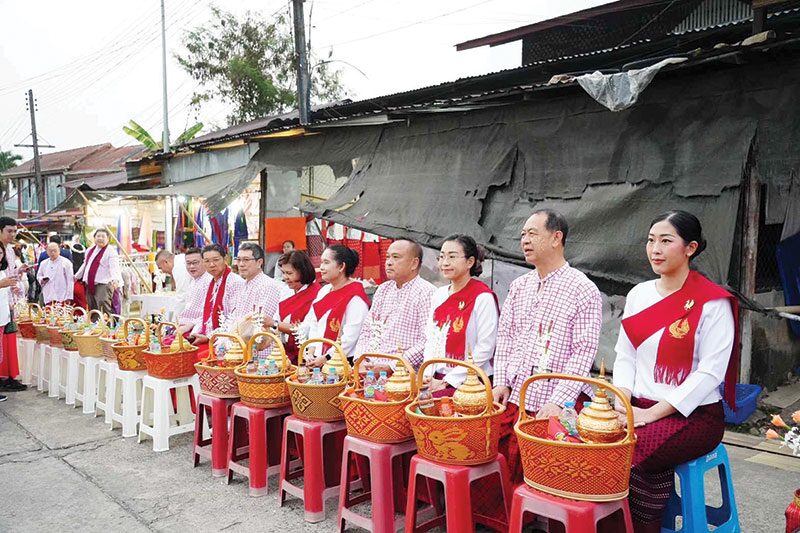 ข่าวสดพระเครื่อง - อิ่มบุญตักบาตรสะพานมอญ ศน.นำพุทธศาสนิกชนเข้าวัด
