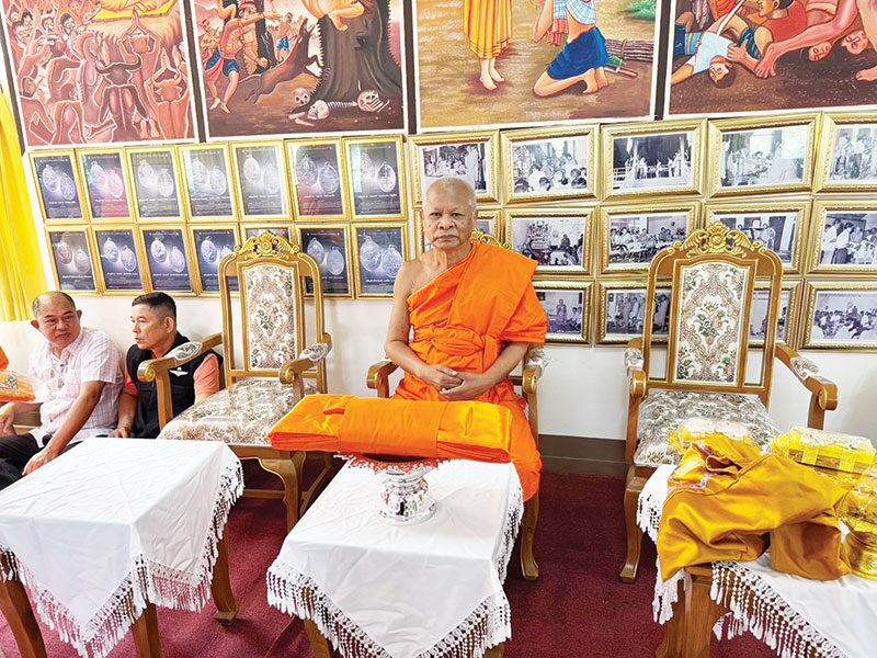 ข่าวสดพระเครื่อง - เปลี่ยนผ้าไตรจีวรคลุมสังขาร หลวงพ่อสว่าง วัดท่าพุทรา