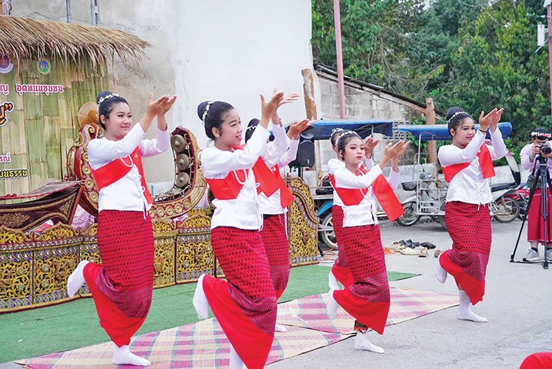ข่าวสดพระเครื่อง - อิ่มบุญตักบาตรสะพานมอญ ศน.นำพุทธศาสนิกชนเข้าวัด