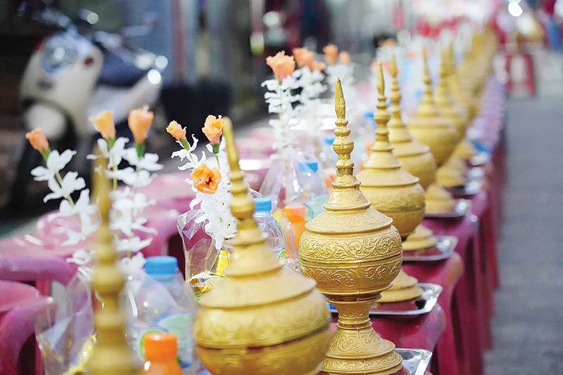 ข่าวสดพระเครื่อง - อิ่มบุญตักบาตรสะพานมอญ ศน.นำพุทธศาสนิกชนเข้าวัด