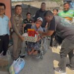 ตำรวจสมุทรสงคราม มอบวีลแชร์-สิ่งของบรรเทาความเดือดร้อน หนุ่มพิการยอดกตัญญู