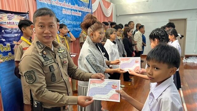 นักเรียนทุกคนห่างไกลยาเสพติด มอบประกาศนียบัตร ให้นักเรียนป.5 จำนวน 138 คน โครงการการศึกษาเพื่อต่อต้านการใช้ยาเสพติด (D.A.R.E.ประเทศไทย)