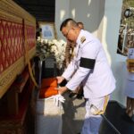 รองผบ.ตร.-ผบช.น. ร่วมพิธีพระราชทานเพลิงศพ 2 ตำรวจ มอบเงินช่วยครอบครัว
