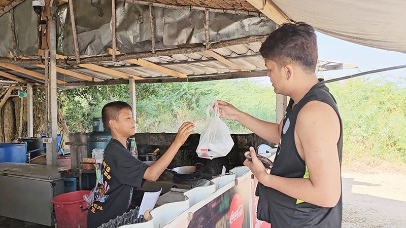 สดจากเยาวชน - พ่อครัวน้อยเมืองเพชร ช่วยแม่ผัด‘ตามสั่ง’