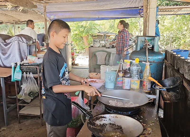 สดจากเยาวชน - พ่อครัวน้อยเมืองเพชร ช่วยแม่ผัด‘ตามสั่ง’