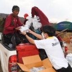 สิงห์อาสาส่งน้ำดื่ม-อาหารพร้อมทาน หนุนเจ้าหน้าที่ทับลานสู้ไฟป่า