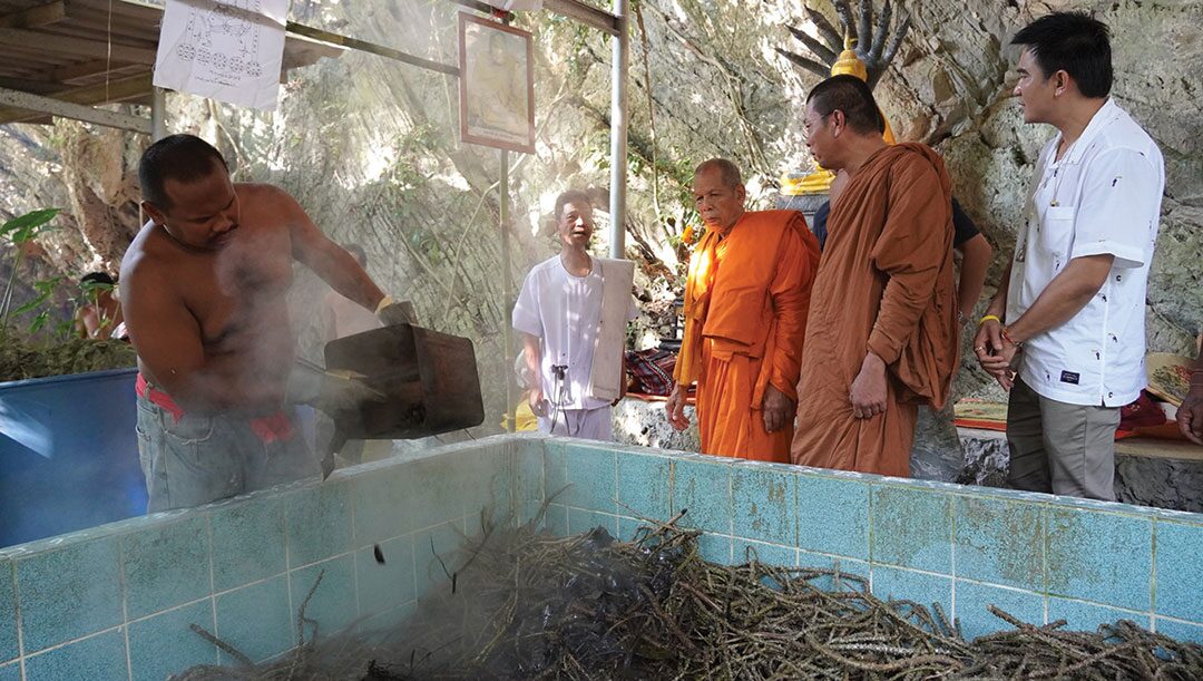 ชวนกันมา พากันมู(เตลู) - พิธีแช่ว่านยาอันศักดิ์สิทธิ์ ประเพณีเก่าตำรับ‘วัดเขาอ้อ’