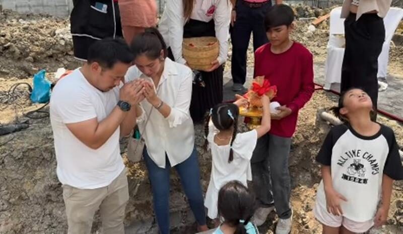 เบนซ์-มิค ถือฤกษ์ดีทำพิธีลงเสาเอกเสาโท สร้างบ้านหลังใหม่ ต่อจากนี้ลุยหาเงิน