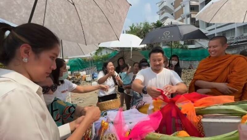 เบนซ์-มิค ถือฤกษ์ดีทำพิธีลงเสาเอกเสาโท สร้างบ้านหลังใหม่ ต่อจากนี้ลุยหาเงิน