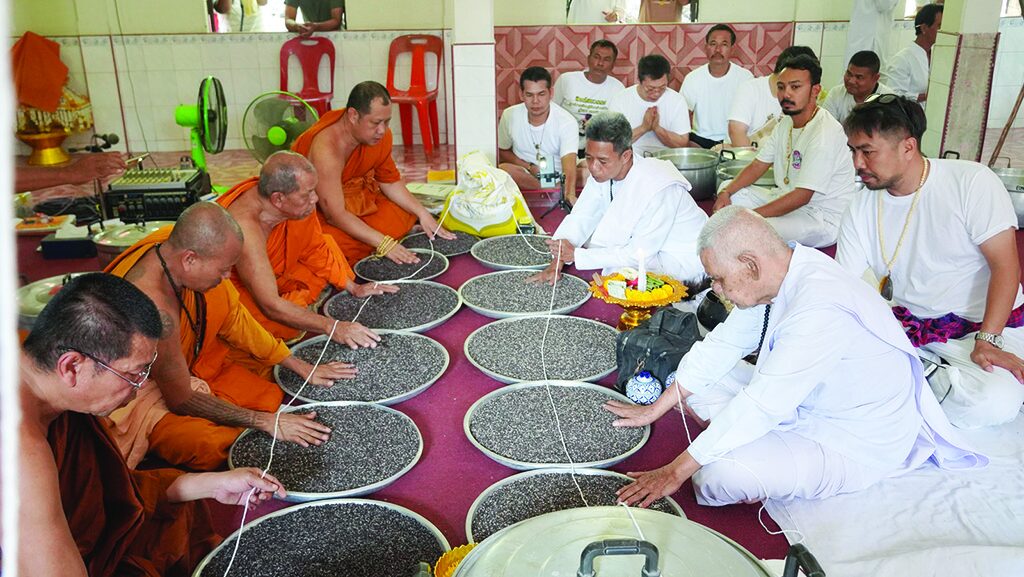 ชวนกันมา พากันมู(เตลู) - กินข้าวเหนียวดำอันศักดิ์สิทธิ์ ประเพณีเก่าแก่ตำรับวัดเขาอ้อ 