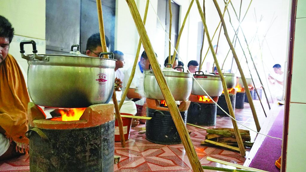 ชวนกันมา พากันมู(เตลู) - กินข้าวเหนียวดำอันศักดิ์สิทธิ์ ประเพณีเก่าแก่ตำรับวัดเขาอ้อ 