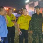 ไฟไหม้ โรงงานผลิตเทียนไข เพลิงโหมรุนแรงลุกลามเผาวอด 4 อาคาร จนท.บาดเจ็บ 2 คน