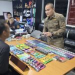 บุกรวบ พ่อค้าบุหรี่ไฟฟ้า หัวใสตบตาขายกระเป๋าบังหน้า ไม่รอดสายตา ยึดของกลางเพียบ