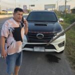 ระทึกขวัญ ไม้ปริศนายาว 4 เมตร พุ่งเข้าใส่หน้ารถ เสียบทะลุหม้อน้ำพัง โชคดีปลอดภัย