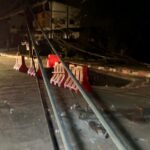 กระบะเสียหลักหลุดโค้ง พุ่งชนเสาไฟฟ้าขาดสะบั้น หักโค่นล้มตามอีก 4 ต้น คนขับเจ็บ-รถพังยับ