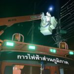 กระบะเสียหลักหลุดโค้ง พุ่งชนเสาไฟฟ้าขาดสะบั้น หักโค่นล้มตามอีก 4 ต้น คนขับเจ็บ-รถพังยับ