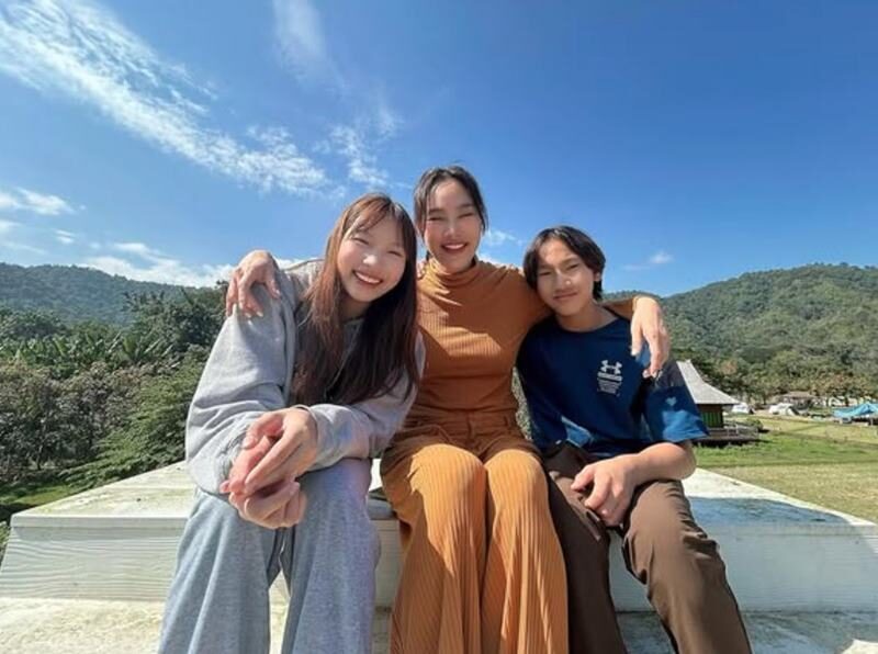 ขายบ้านได้แล้ว! ตุ๊ก พร้อมลูกๆและบ๊วย อดีตสามี ถ่ายรูปกับบ้านแห่งความทรงจำครั้งสุดท้าย