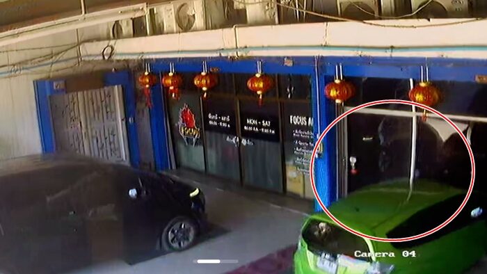 ขยับรถให้เจ้านาย เหยียบคันเร่ง ตกใจ รถพุ่งชนทะลุสำนักงาน เสี่ยเจ้าของร้าน กระโดดหนีตาย เผย ขับรถมา 30-40 ปี ไม่เคยมีประวัติเกิดอุบัติเหตุ