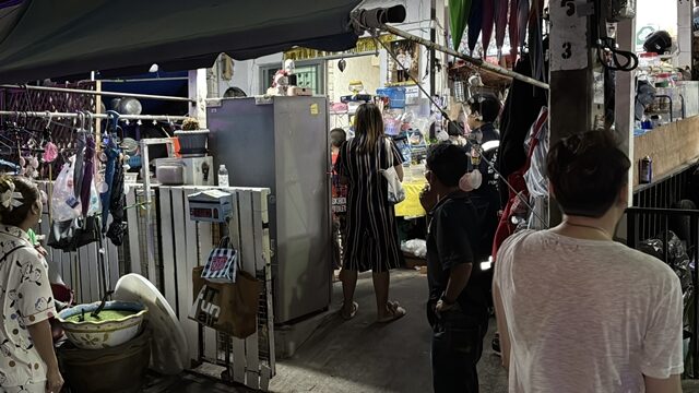 ผัวเหี้ยม จ่อยิงหัวเมีย ซ้ำอีกนัดดับต่อหน้าลูกและแม่ยาย ก่อนพาลูกเลี้ยงวัย15 หนี เปิดปมสุดหดหู่ หลังลูกสาวโทรฟ้องแม่ ด้าน ตำรวจเร่งล่าตัว หนีไปพร้อมปืน