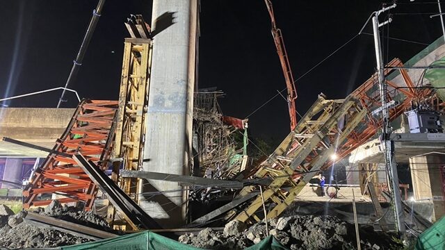 เจอเพิ่มอีก 2 ศพ คานสะพานก่อสร้างทางด่วน ถนนพระราม 2 พังถล่ม รวมดับแล้ว 5 ราย บาดเจ็บ 20 ราย เจ้าหน้าที่เร่งค้นหาเพิ่ม เผยนาทีเกิดเหตุ ได้ยินเสียงดังสนั่น