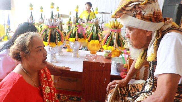 แห่ร่วมพิธีบวงสรวง พ่อปู่ฤาษีตาไฟ ฮือฮา "อาจารย์พวง" ร่างทรงทำชูไม้ชูมือยกนิ้วบอกใบ้ตัวเลข ส่องเลขเด็ดธูป-หางประทัด 15,000 นัด เผย ให้โชคทุกปีแบบตรงๆ