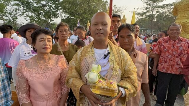 ฮือฮา งานบวช หนุ่มบน หลวงพ่อขาว วัดดังอ่างทอง ขอให้เก็บเงินได้ 1 ล้าน จะอุปสมบท โปรยทาน 1 แสนบาท เก็บเล็กผสมน้อยจนครบ ส่องเลขเด็ดหางประทัด