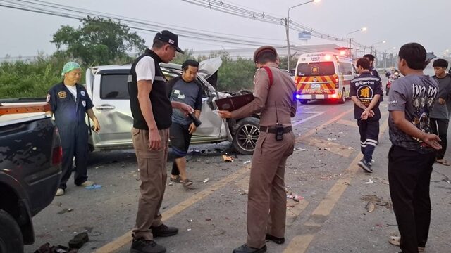 เสียงดังสนั่นสะเทือนทั้งรถ บัสรับส่งพนักงาน เลี้ยวกลับรถ กระบะมาทางตรง เบรกไม่ทัน พุ่งชนเต็มแรงพังยับ คนขับติดในรถ ตำรวจเร่งเช็กวงจรปิดเตรียมสอบเพิ่ม