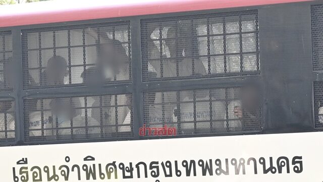 ศาลเบิกตัว 16 บอส คดีดิไอคอน ใส่โซ่ตรวน-กุญแจมือ ครอบครัวสวมกอด บอสกันต์ แม่จับมือลูบหลังให้กำลังใจ ด้าน ตัวแทนทำธุรกิจ บอกให้ บอสพอล สู้ ๆ