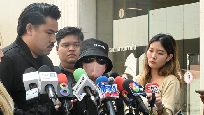 ครูสาว โดน ภรรยาอดีตผอ.โรงเรียน หึงโหด ขับรถไล่ชน จิกหัวผมติดมือ ด่าหยาบ ขู่เอาชีวิต ยัน เป็นเรื่องเข้าใจผิด แฉฝ่ายชาย ด้าน กัน จอมพลัง เผย เรื่องน่าใจหาย