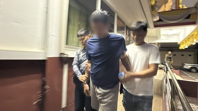 ดาบตำรวจ มอบตัวแล้ว หลังบุกทุบกระจกบ้าน ทำร้ายแฟนเก่า เตะหน้าตำรวจที่เข้ามาช่วย แล้วแย่งปืนหลบหนีไป เตรียมเอาผิดทั้งอาญา-โทษทางวินัยถึงที่สุด