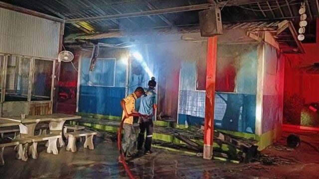 ระทึก ไฟไหม้ห้องพยาบาล-ห้องเก็บของ ในโรงเรียนดัง หวิดลามไหม้ทั้งอาคาร เผย สาเหตุดับเพลิงได้อย่างรวดเร็ว เพราะมีงานศพติดกับจุดเกิดเหตุ