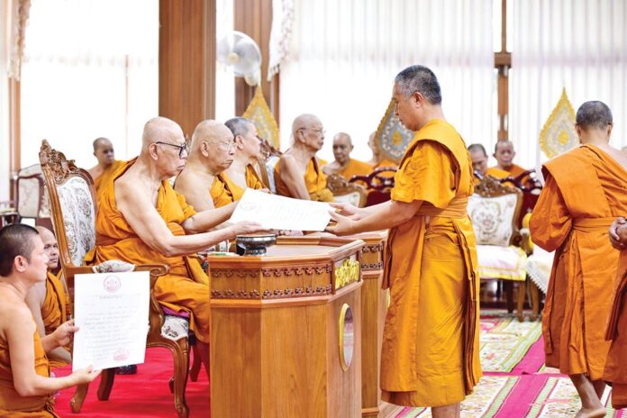 ข่าวสดพระเครื่อง - เจ้าคณะใหญ่4หนมอบตราตั้ง พระอุปัชฌาย์ที่ผ่านการอบรม
