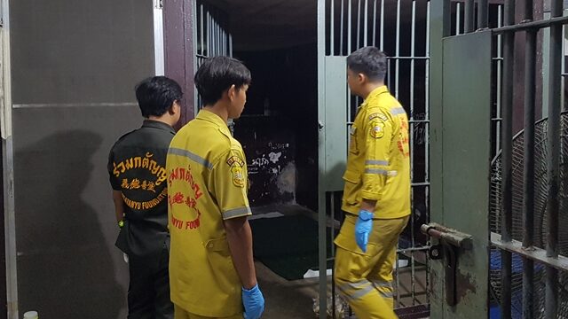 เพื่อนร่วมห้องช็อก ช่างรับเหมา เครียดถูกจับข้อหาลักรถกระบะเจ้าของบ้าน ก่อเหตุดับสลดในห้องขัง แม่ ช็อกร่ำไห้โฮ โผกอดร่างไร้วิญญาณกลางโรงพัก