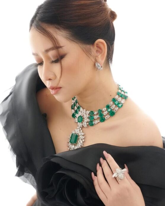 สร้อย Lotus Arts De Vivre รุ่น: Zambian Emerald & Diamond Necklace มูลค่า 26,440,000 บาท