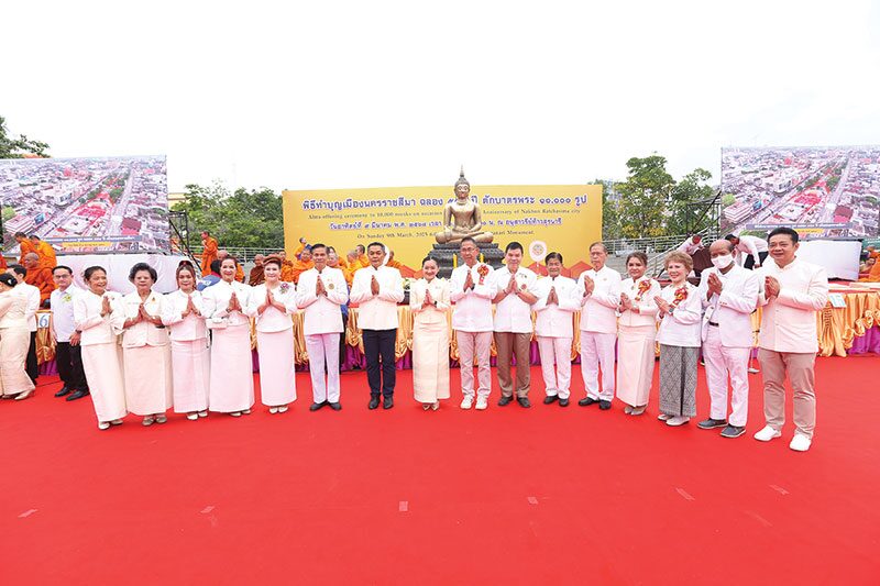รายงานพิเศษ - ตักบาตรพระ-1 หมื่นรูป โคราชสมโภชเมือง 557 ปี