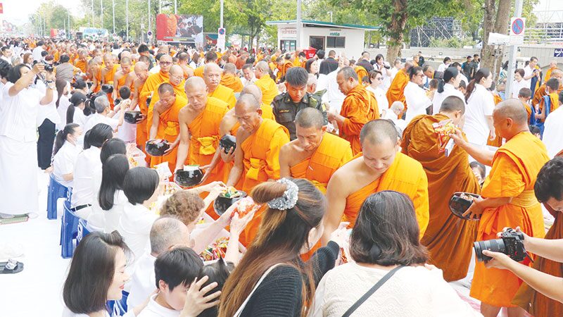 รายงานพิเศษ - ตักบาตรพระ-1 หมื่นรูป โคราชสมโภชเมือง 557 ปี