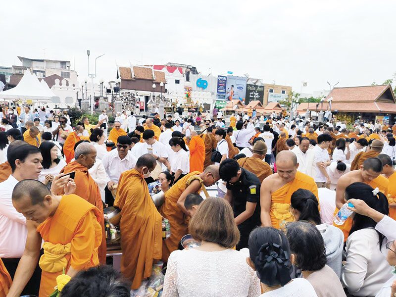 รายงานพิเศษ - ตักบาตรพระ-1 หมื่นรูป โคราชสมโภชเมือง 557 ปี