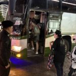 ทบ.จัดรถบัสทหาร รับส่งประชาชนบรรเทาการตกค้าง จุดที่การจราจรติดขัด