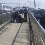 สายตรวจธรรมศาลา ช่วยชายพยายามกระโดดสะพานลอย ย่านฝั่งธนฯ