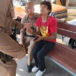 สายตรวจธรรมศาลา ช่วยชายพยายามกระโดดสะพานลอย ย่านฝั่งธนฯ